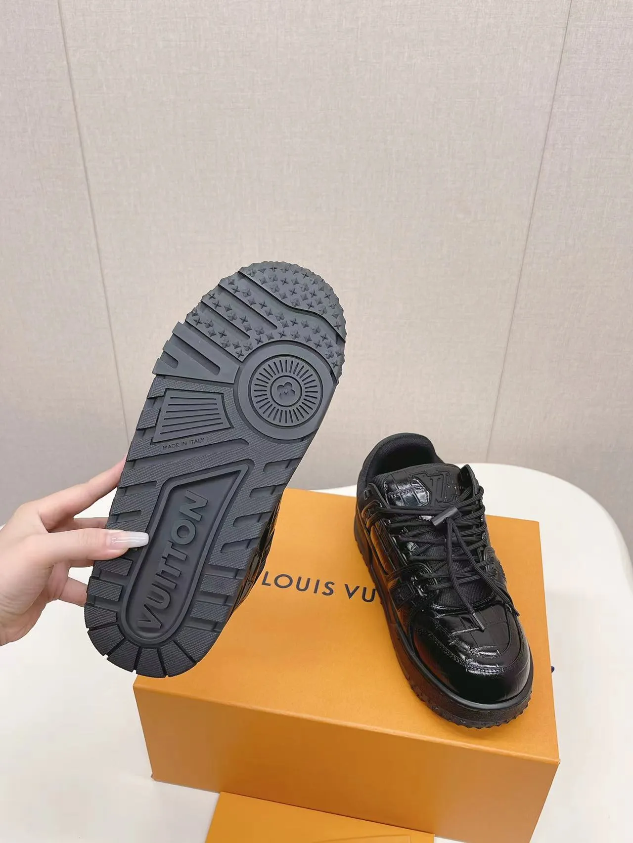 👟👟Ex-factory price 800👟👟 LV casual sneakers, new colors for early spring 2024, amplify the attention of the classic LV Trainer sneakers, and are an extension of inspiration from the 2023 spring and summer men's fashion show. Rubber L.v logos adorn the tongue, sides and back of the shoe. This pair of cute fat version of Trainer has attracted much attention. The three-dimensional and full shoe body is full of childlike fun while being trendy and cool! Size: 38-45